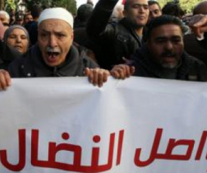   الغارديان: الغضب الذي أشعل الربيع العربي يتفاقم مرة أخرى
